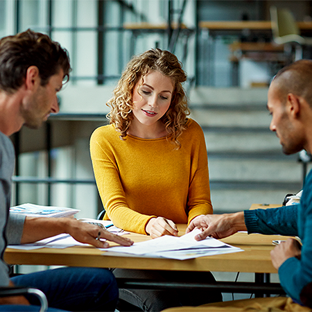 Online leeroplossingen | Vrouw adviseert | UP learning
