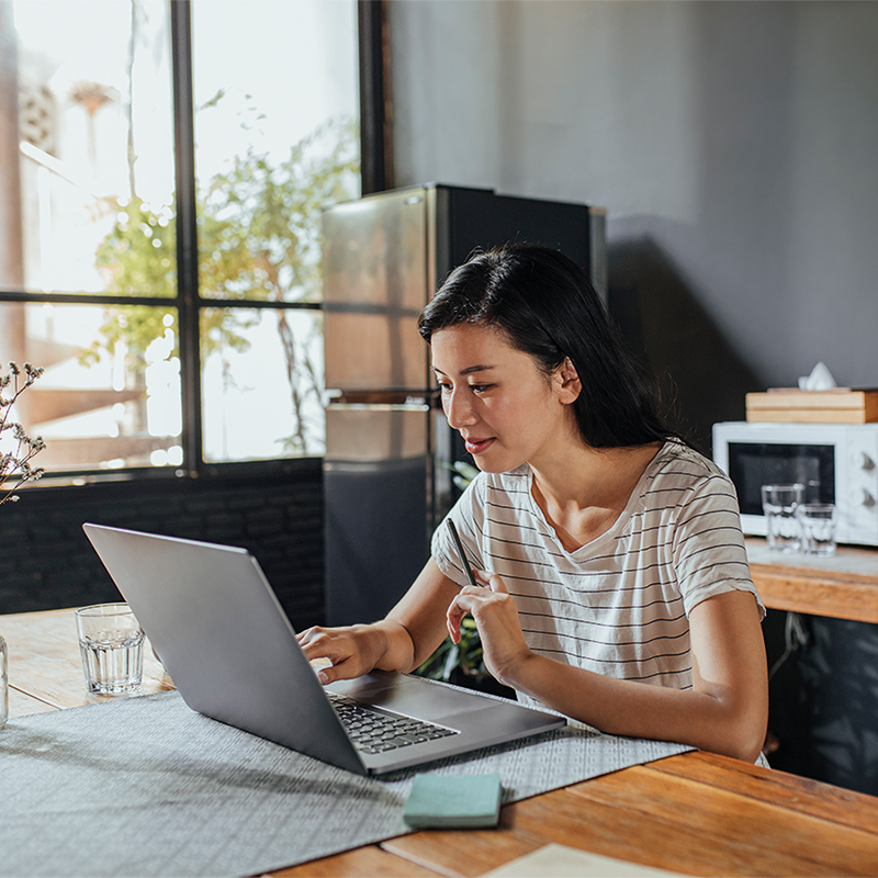 Vrouw leert online via laptop | UP learning